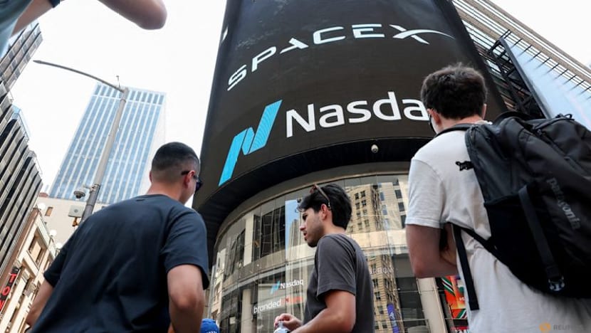 SpaceX's mobile ambitions jolt US telecom market, analysts debate threat