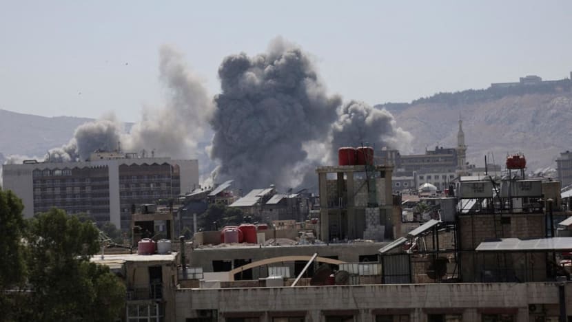 Israel gempur Suriah, ratusan orang dipastikan tewas dalam kekerasan baru. Apa penyebabnya?  