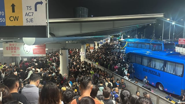 兀兰关卡周五塞整晚 越堤族：宁愿隔天才回