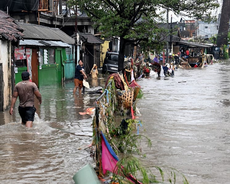 Bali floods kill 6, access to airport limited