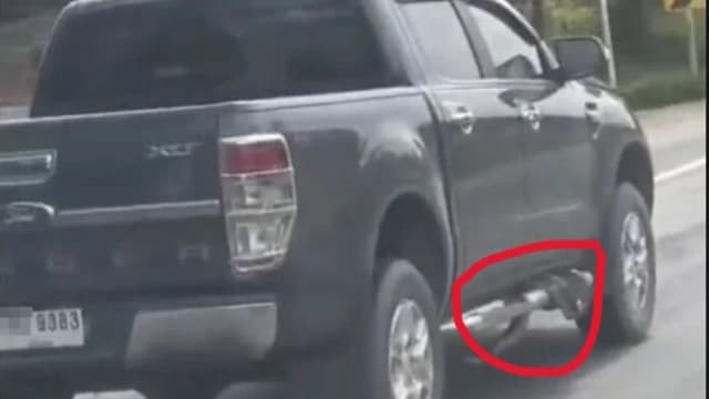 浑然不知巨蛇缠车 泰国司机下车踩到蛇