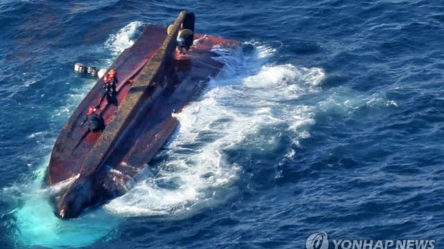 韩国海域两船只相撞 七船员心脏骤停一失踪
