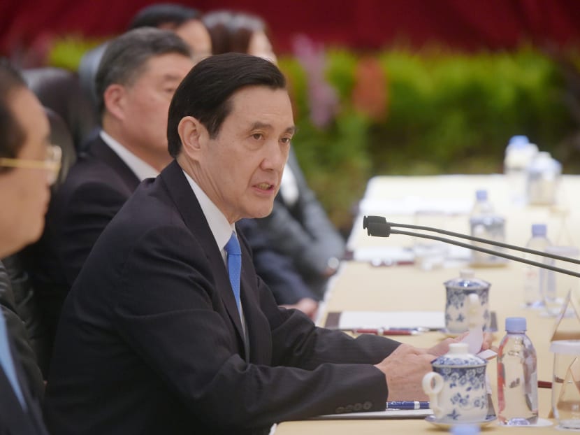 Taiwanese President Ma Ying-jeou, left, gives his speech to Chinese President Xi Jinping as they meet at the Shangri-la Hotel on Saturday, Nov 7, 2015, in Singapore. Photo: AP