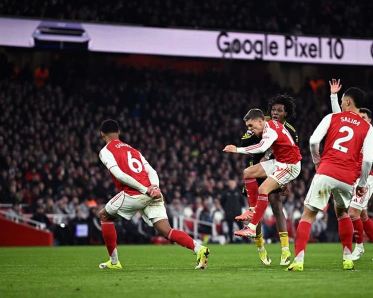 Manchester United stun leaders Arsenal to open up title race