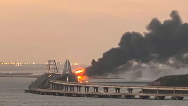 克赤大桥起火 俄罗斯指汽车炸弹爆炸造成