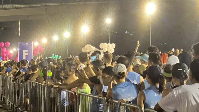 渣打马拉松赛恢复疫情前规模 雷雨导致延一小时开跑