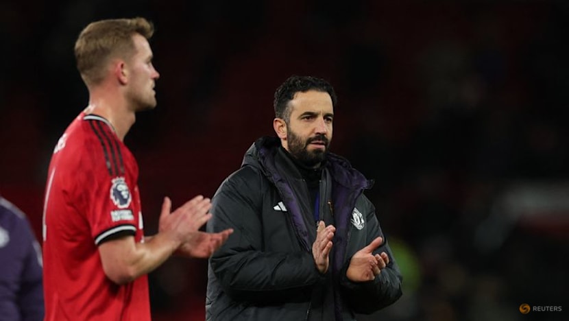 Everton beat Man Utd despite Gueye seeing red for slap on teammate