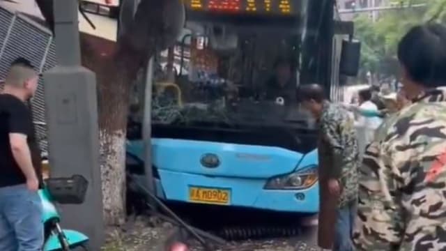 江西南昌巴士失控撞人群致三死七伤 司机心脏病突发
