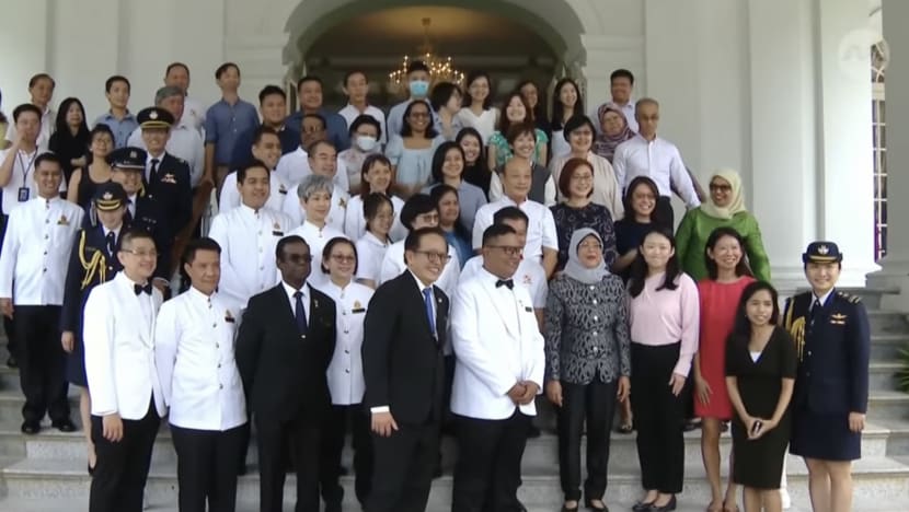 Presiden Halimah Yacob ucap selamat tinggal kepada kakitangan Istana Presiden Halimah Yacob ucap selamat tinggal kepada kakitangan Istana