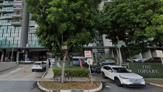 女佣过马路放书包 回头见女童被校车撞亡