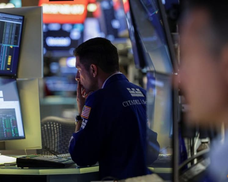 US stocks brush record highs as weak jobs data fuel rate cut bets