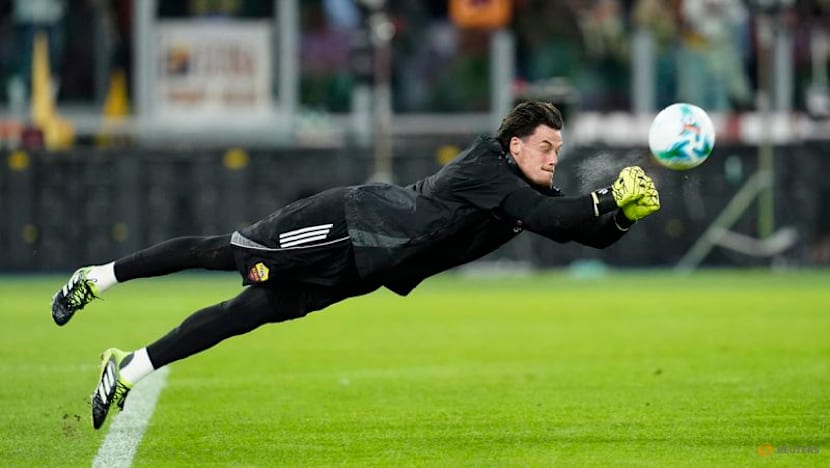 Roma move top with 2-0 win over Udinese