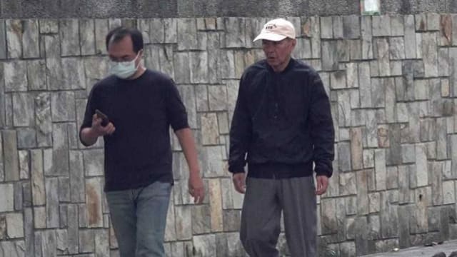 2年前因患失智症退休，78岁侯孝贤近况曝光，儿子暖心陪伴散步庆生！