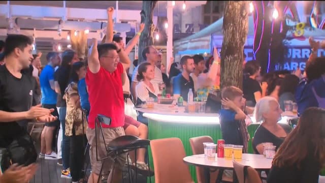足球迷聚集全岛看球 对梅西终捧大力神杯感欣慰