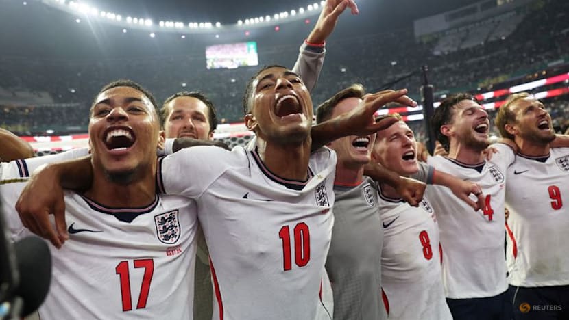 Ten-man England hang on to beat battling Mexico 3-2 in last-16 thriller