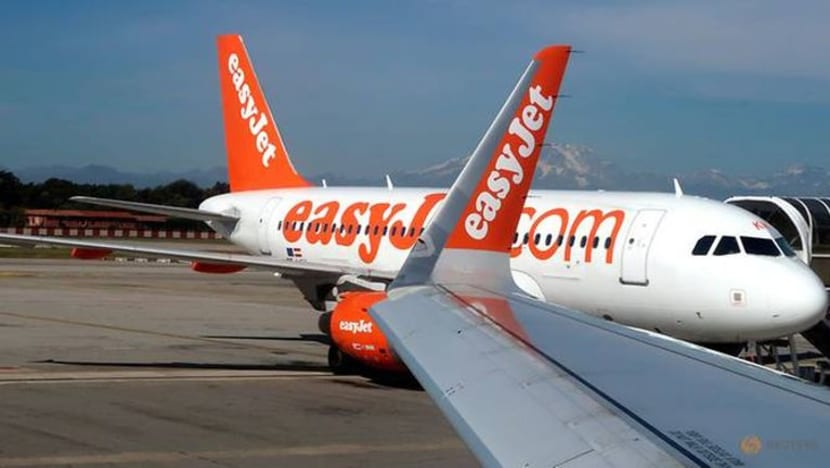 EasyJet விமானத்தின் நடைபாதையில் சிறுநீர் கழித்த பயணி - அவசரமாகத் தரையிறங்கியது விமானம்