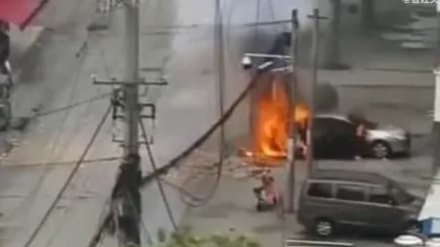 河南一高压电线突断坠落  致路人触电亡一车爆炸起火