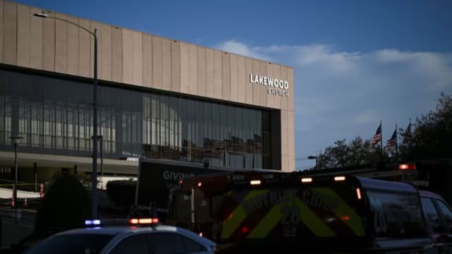 美国得州女子持枪和五岁童步入教堂 被警员击毙