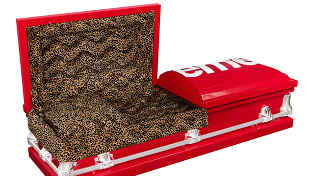 真·“躺平”也要潮！Supreme推出联名棺材，高光红配豹纹内衬
