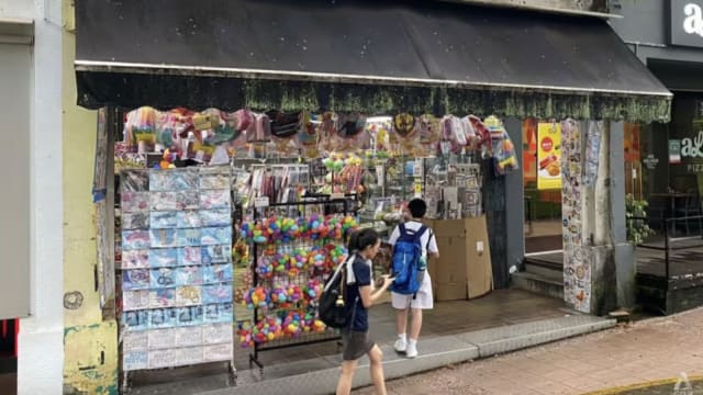 荷兰村又一60年代老店熄灯 古早味派对用品店年中结业
