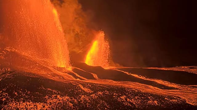 夏威夷活火山史诗级喷发 熔岩柱直冲天际高达400米
