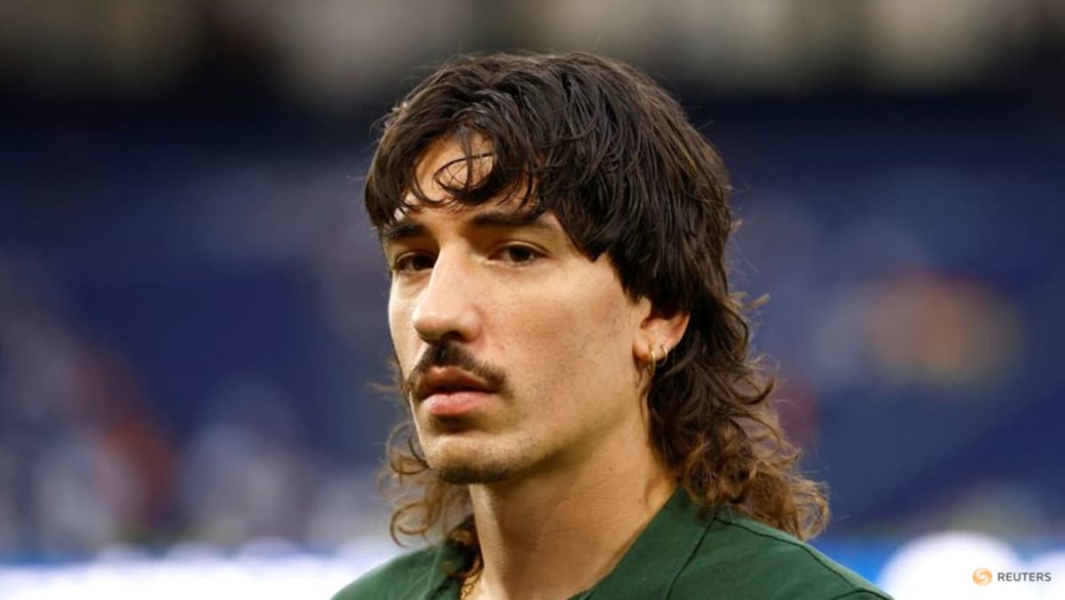 Cycling to training and second-hand shoes, Betis's Bellerin wins green award