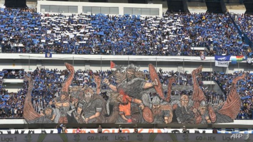 "Saya tidak boleh bernafas": Keselamatan penyokong bola sepak Indonesia dipersoal susuli 2 korban jiwa "Saya tidak boleh bernafas": Keselamatan penyokong bola sepak Indonesia dipersoal susuli 2 korban jiwa