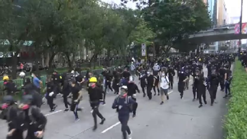 Penunjuk perasaan Hong Kong kembali banjiri jalan, ingkar larangan polis Penunjuk perasaan Hong Kong kembali banjiri jalan, ingkar larangan polis