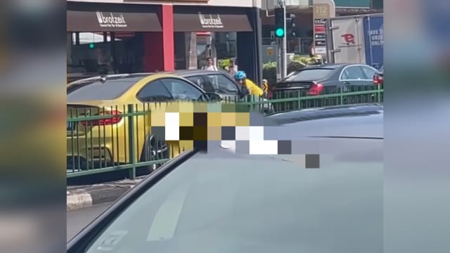 女骑士趴引擎盖她照开走 女司机承认鲁莽行事