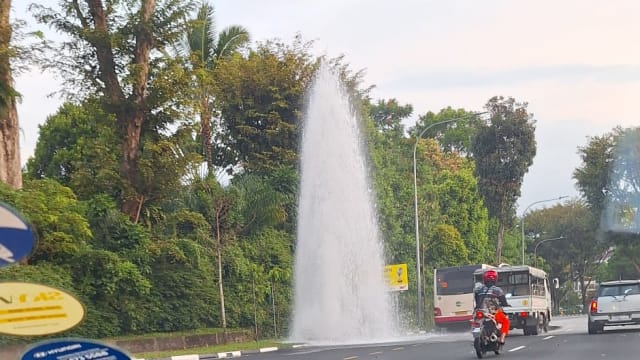 汤申路上段管道泄漏 水柱直冲上天