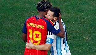 PIALA DUNIA FIFA 2026: Yamal peluk Messi selepas perlawanan akhir Piala Dunia, akhiri detik penuh makna