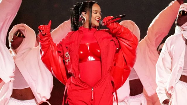舞台演出摸肚子　Rihanna证实怀二胎！