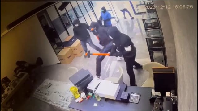 才48秒！四匪闯香港钟表店掠700万新元名表 