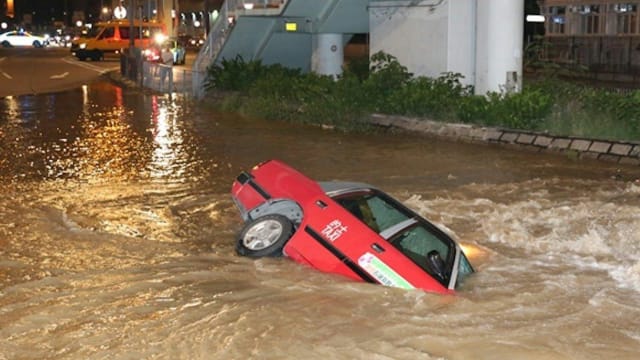 香港爆水管路塌陷 德士掉入洞险遭积水淹没