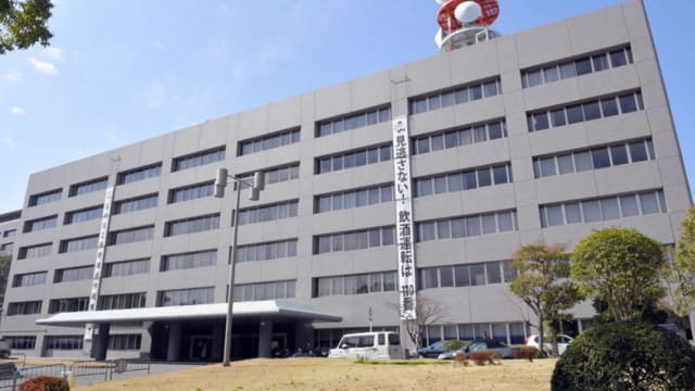 称只是在检查“硬度” 日本女子捏扁面包拒付款被捕