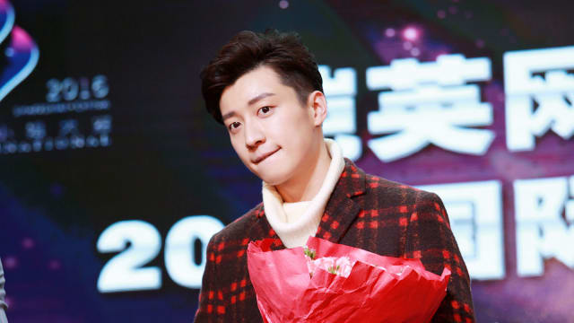 乔任梁去世9年，母亲清明节悼念儿子，将粉丝送的信带回家保存，因为……