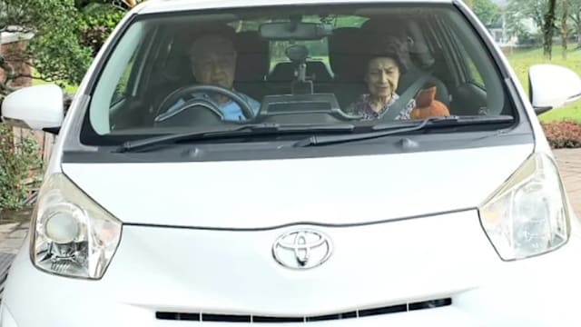 百岁马哈迪开车与爱妻出游 马国网民赞叹精力十足