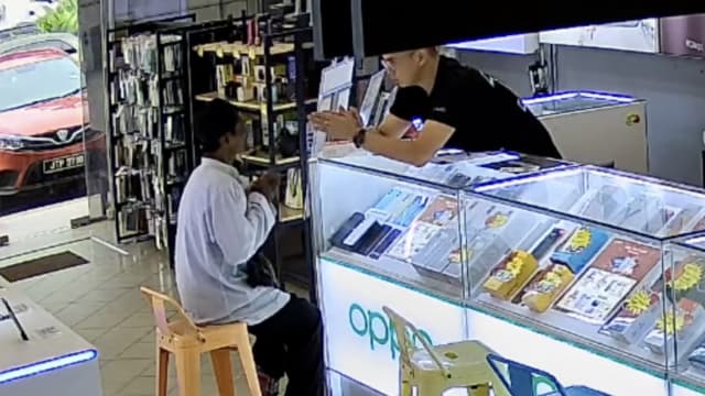 马国老翁卖手机想筹医药费  好心店主拒收购反资助治病