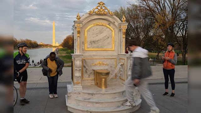 白宫附近现巨型“金马桶宝座” 幽默嘲讽特朗普