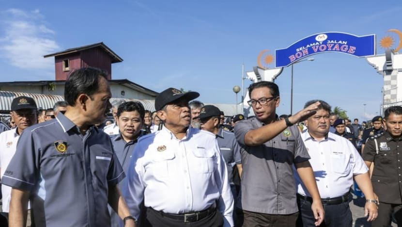 Hampir 170 lintasan haram Malaysia-Thailand dikenal pasti; pihak berkuasa bakal ambil tindakan Hampir 170 lintasan haram Malaysia-Thailand dikenal pasti; pihak berkuasa bakal ambil tindakan