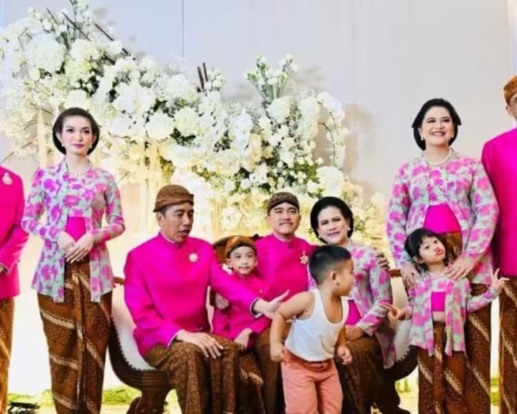 ‘Sudah jelas semuanya’: Apa arti keanggotaan Jokowi di PSI bagi keluarganya