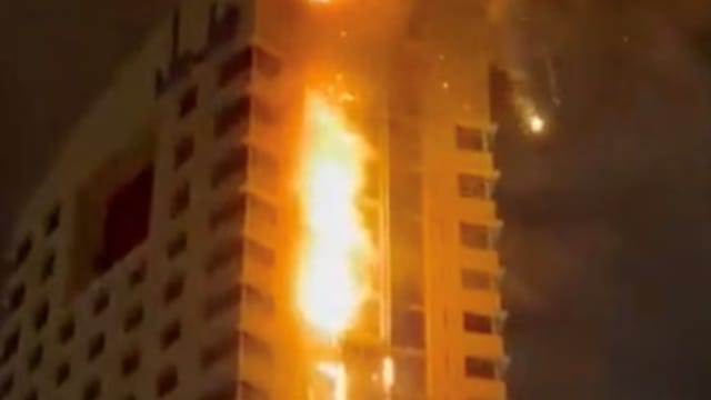 科威特政府大楼遭无人机袭击起火