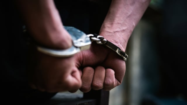 22岁男子涉嫌持刀抢劫 警方一小时内逮捕 
