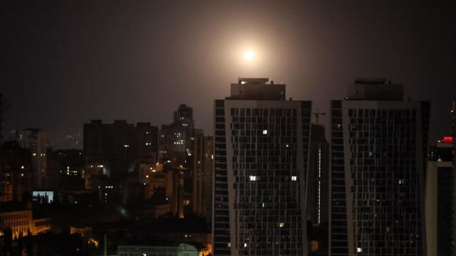 俄罗斯夜间向基辅发动导弹袭击 两人身亡