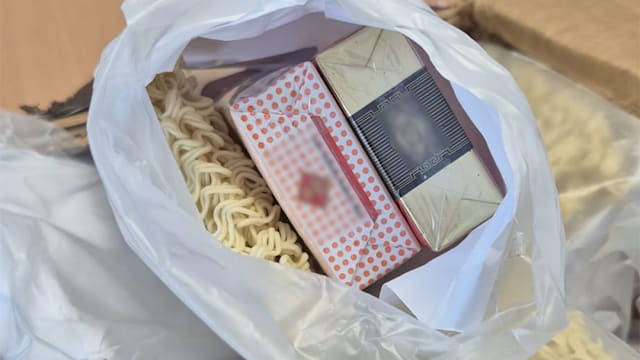 执法人员火眼金睛 侦破方便面藏走私香烟案