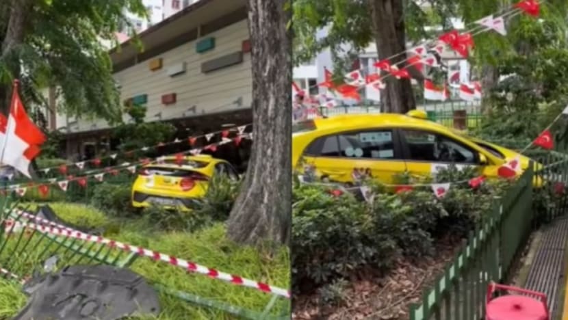 Pemandu dibawa ke hospital selepas teksi terbabas luar Pasar dan Pusat Penjaja North Bridge Road Pemandu dibawa ke hospital selepas teksi terbabas luar Pasar dan Pusat Penjaja North Bridge Road