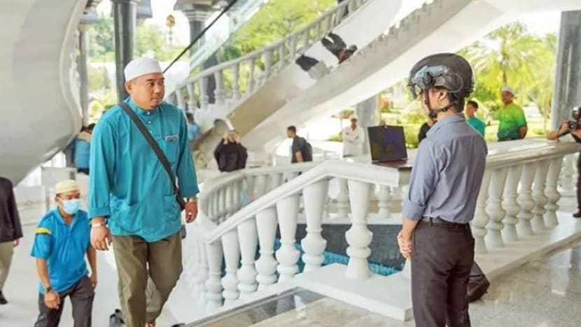 Brunei guna topi keledar pintar untuk imbas suhu badan jemaah di masjid Brunei guna topi keledar pintar untuk imbas suhu badan jemaah di masjid