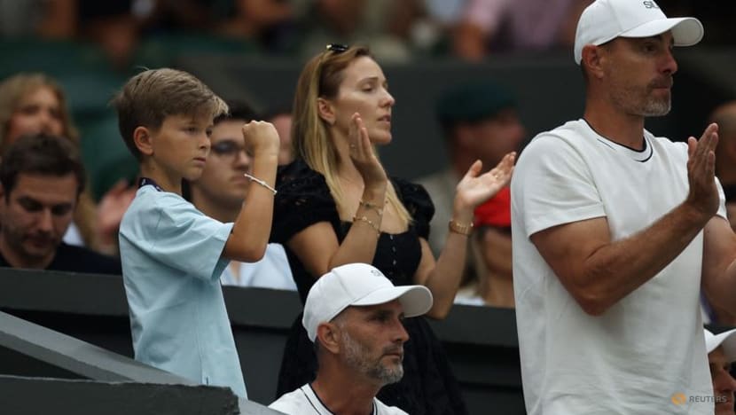 Djokovic easing into old routine as seeds hit back at Wimbledon