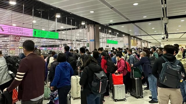 香港恢复首阶段通关中国大陆 旅客哽咽期待探望年迈父亲