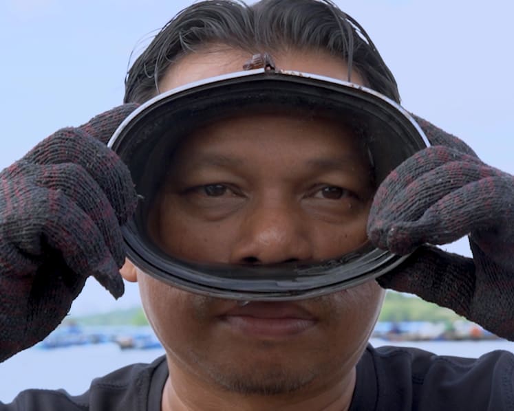 Crocodile attacks, lightning strikes and back pains. A peek into the risky work of Johor’s mussel farmers